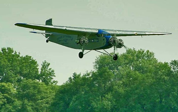 FORD TRI-MOTOR LANDING