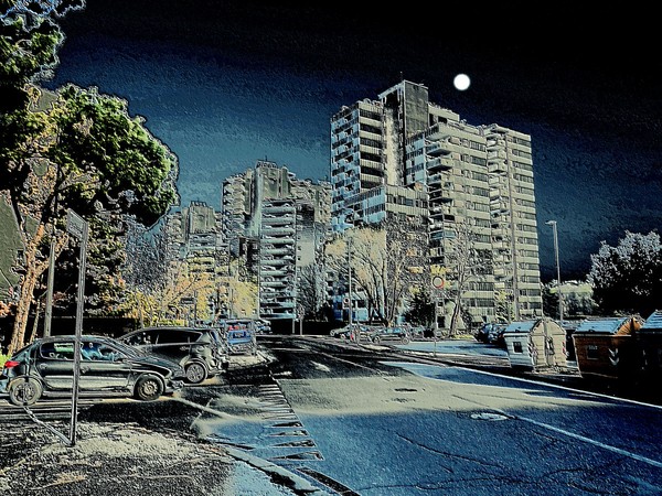 Under the moon the metropolis silent