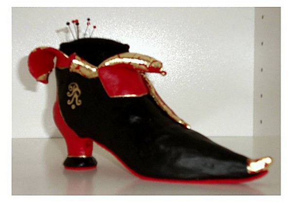 BENITAS SHOE: pin cushion