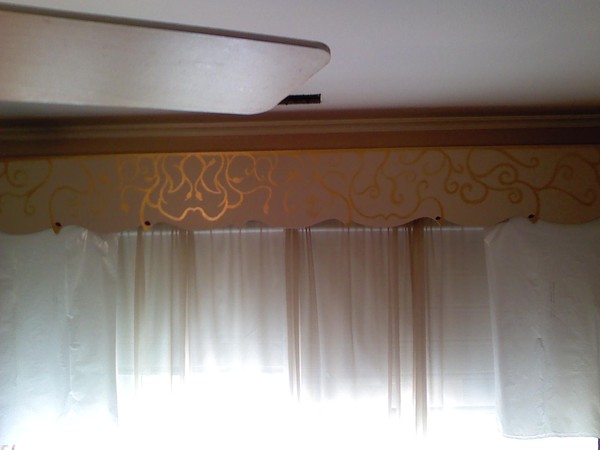 Valance vine regal design