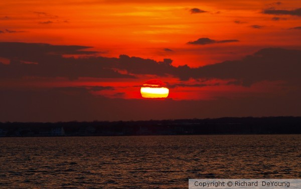 SINKING SUN ON THE BAY