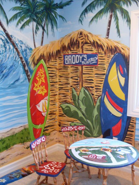 beach hut with play table/chairs