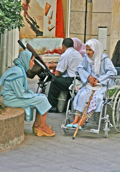 Small talk in the streets of Casablanca