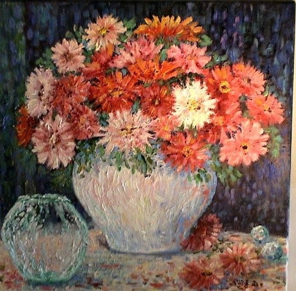 Small mums in white pot 