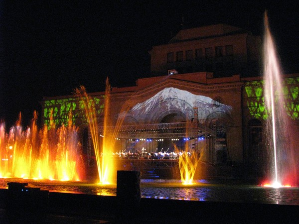 Opening of Yerevan Republic Sq. singing fountains