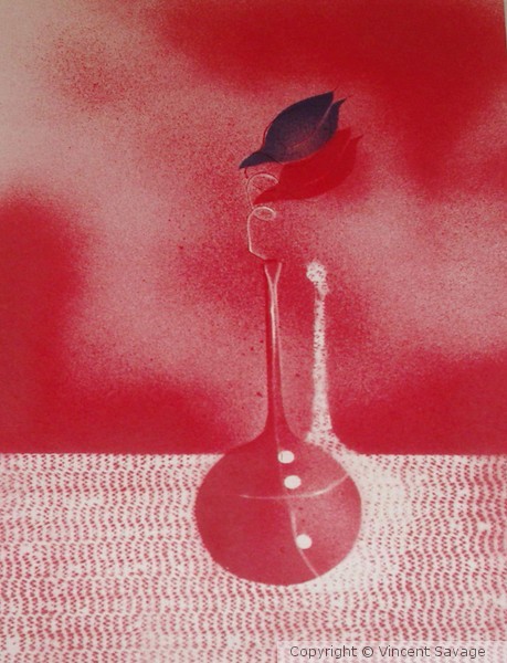 verre rouge avec la fleur