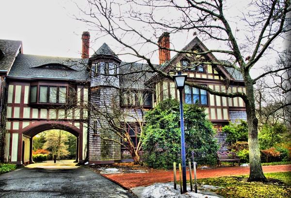 CARRIAGE HOUSE