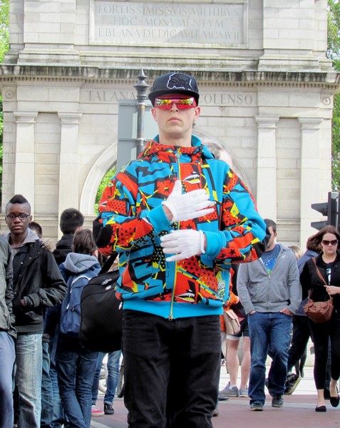 Living statue