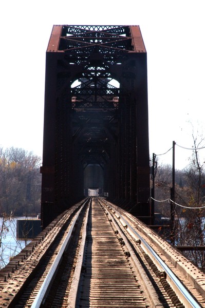 Will the train fit thru that little opening?