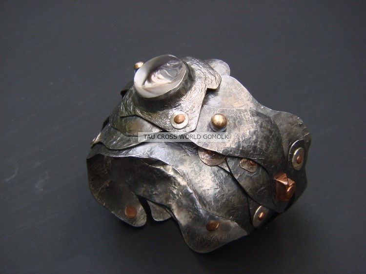 Sculpture art  .Gomolka Art TauCrossWorld753
