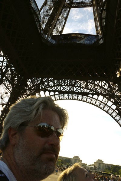 Photo Bomber at the Eiffel Tower-1800