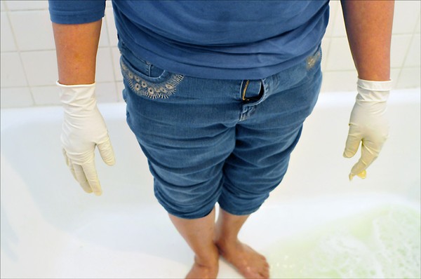 cleaning the bath tub