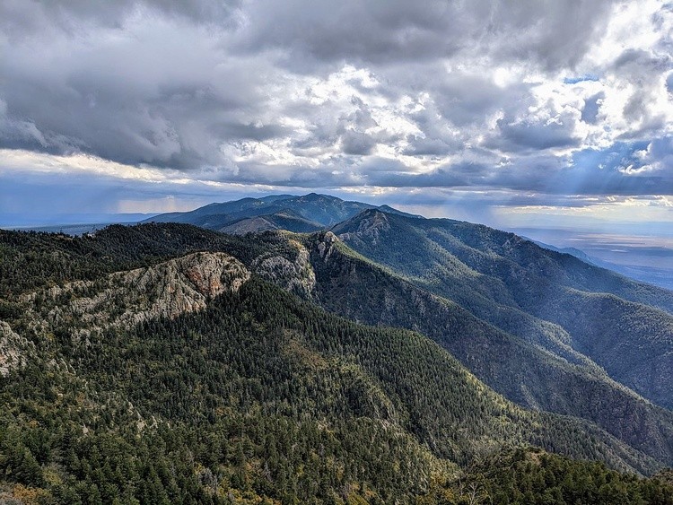 1200px-Looking South along the Manzano Mountains from the Gavilan Trail to the avian lookout on 3 Oc