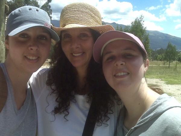 MIS HIJAS LAUREN Y NICOLE, Y YO.
