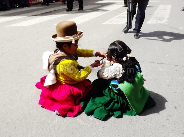Nina cholita trensandole sus trensas