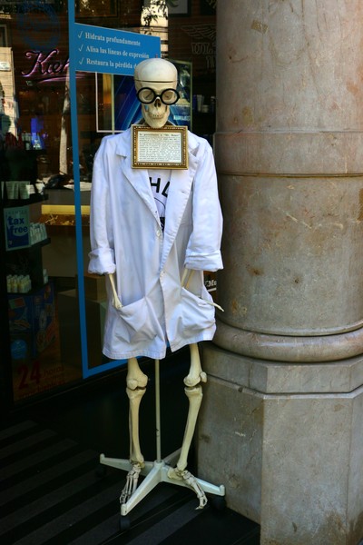 Barcelona Pharmacy Greeter-0711