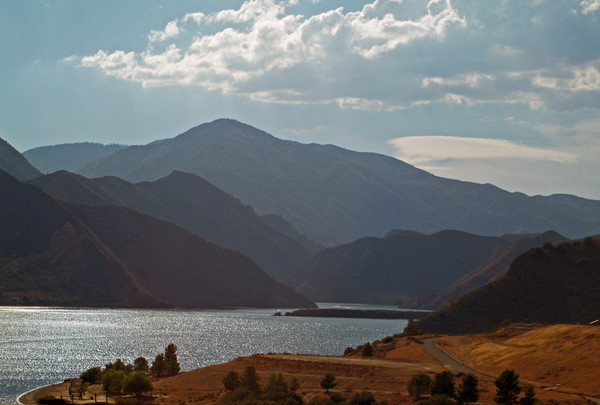 PYRAMID LAKE, SOUTHERN CALIFORNIA