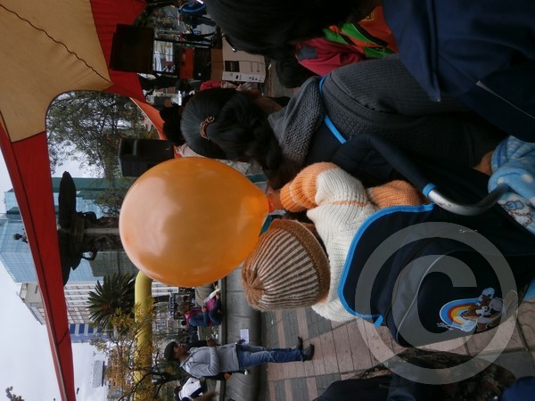 Nina con globo