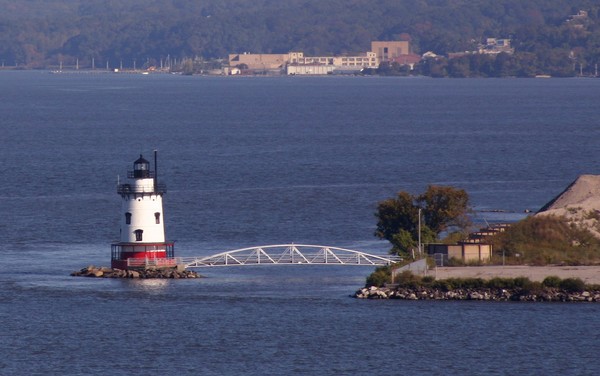 Tarrytown Lighthouse with access bridge