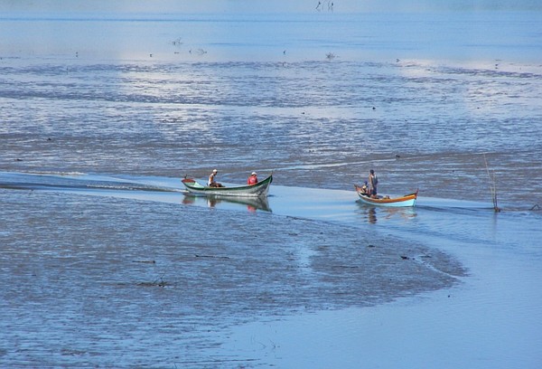 Crossing boats