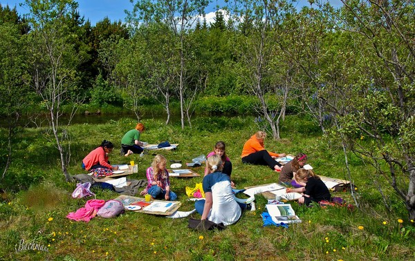  Art class by the river !