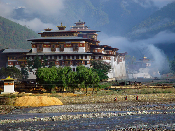 Punakha Dzong with 3 Monks