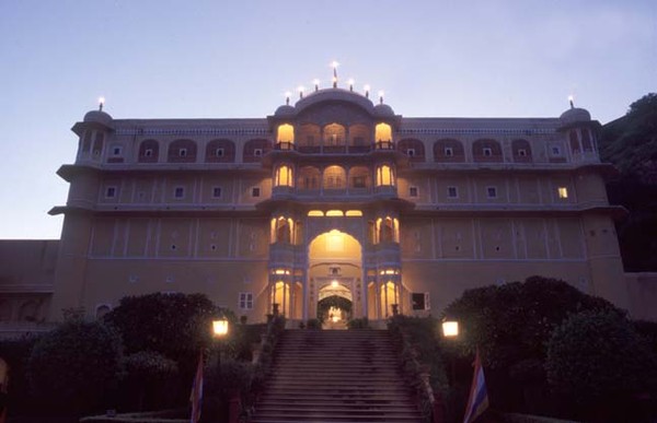 Samod Palace at dusk