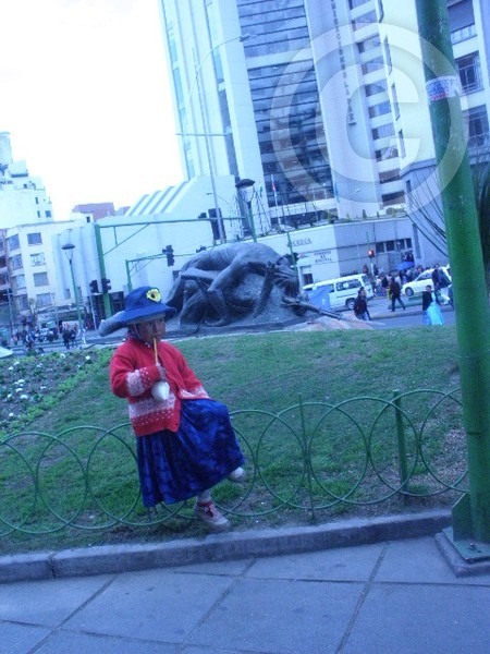 Niña tomando su jugo