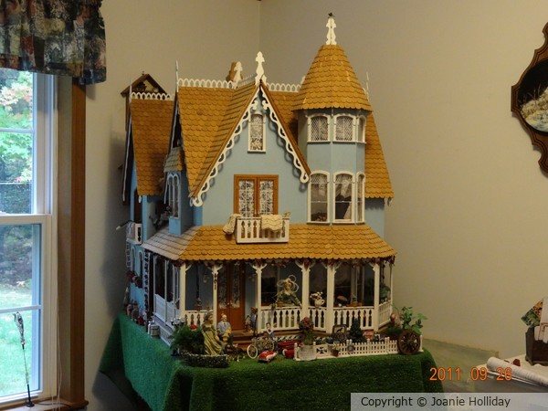 Victorian Mini's 3 Story Doll House