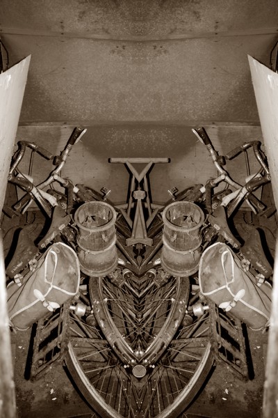 MIRRORED CLUTTER