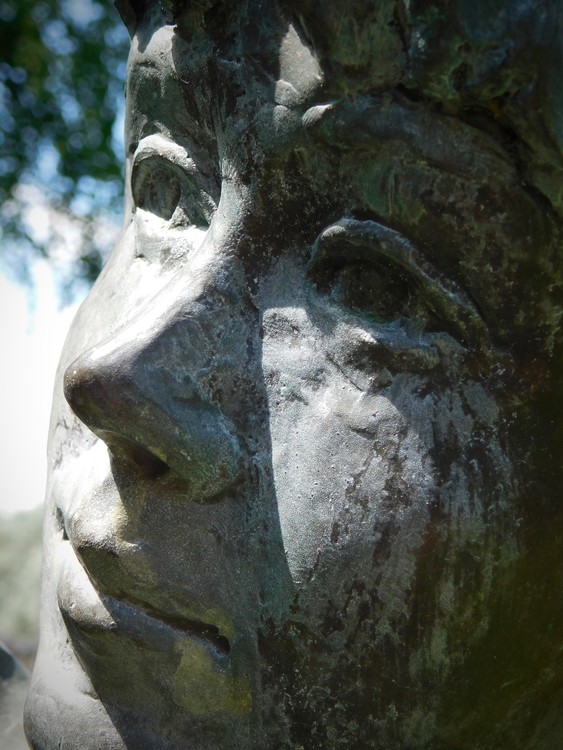 statue