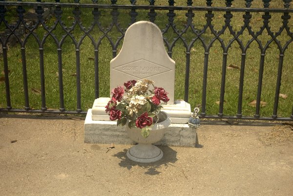 LONELY GRAVE