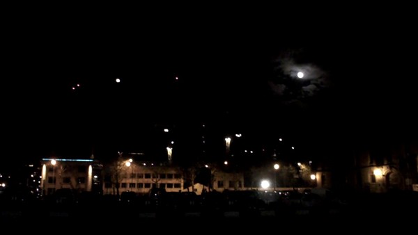 lune et lumières sur Tour et Taxis