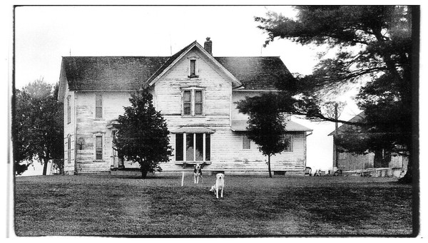 IOWA FARM HOUSE AND DOGS