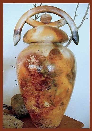 LIDDED EYE LARGE PITFIRE LIDDED VESSEL
