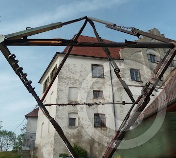 Kinetisches Weltenkreuz