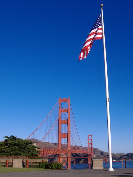 G.G.Bridge with flag