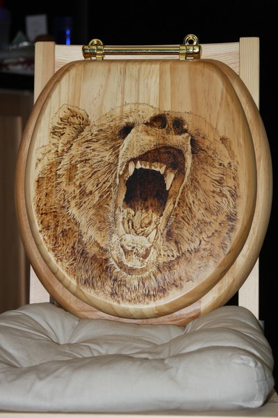 Bear faced toilet seat
