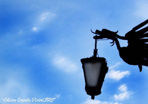 In controluce.